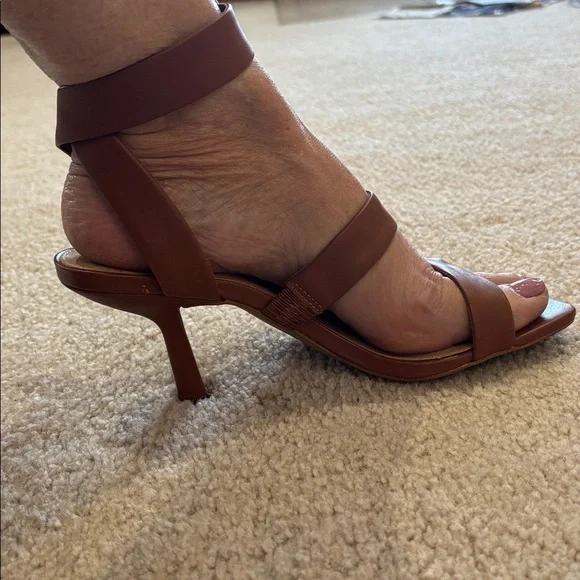 Vince Camuto Women's Caramel Brown Sandals - Picture 11 of 12